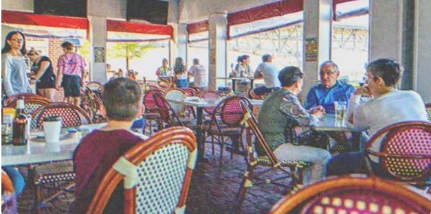 Kellnerin bemerkt seltsamen Mann und Jungen im Restaurant, Junge ist blass und interessiert sich nicht für das Essen – Story des Tages